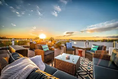 Image de Profitez des couchers de soleil sur le port de Newport depuis une grande terrasse sur le toit