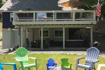 Image de Cottage au bord du lac / entièrement rénové / moderne / bain à remous / sur le lac Wallenpaupack