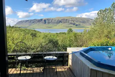Image de Lake House avec bain à remous - privé! Situé sur le cercle d'or islandais.