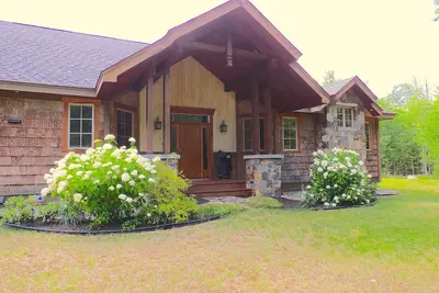 Image de Lodge rustique moderne situé dans les Montagnes Blanches et à quelques minutes de North Conway.