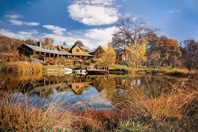 Image de Sprawling 200 Acre Rustic Luxury Reserve avec bassin de baignade et bain à remous.