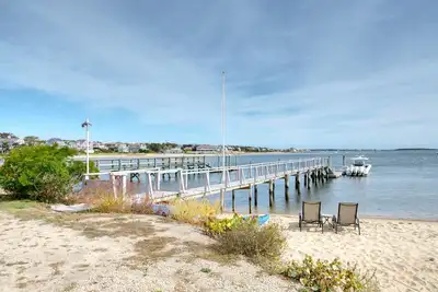 Image de Meilleur emplacement! Superbe front de mer avec plage de sable et quai! Marchez vers la nourriture et le ferry