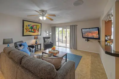 Image de Charmante maison de ville à un étage dans le quartier populaire Ne Mesa; Piscine communautaire chauffée / Spa