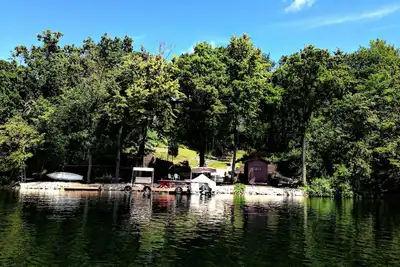 Image de Maison de lac spacieuse avec de belles vues et 123 pieds de façade de natation