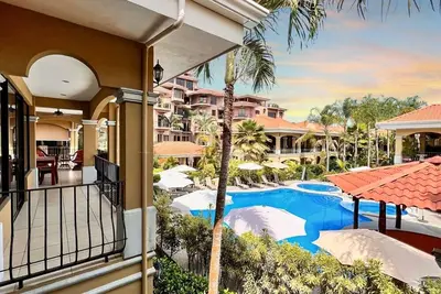 Image de Luxe 2 chambres à quelques pas de la plage et des commerces. Une oasis tropicale