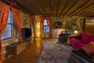 Rare River Street w / Balcony, Historic, Luxury, Affordable, 2/2, Loft Stvr00088
