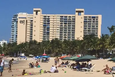 Image de Un coin de paradis. . . Beachfront, aussi! Gratuit dans la chambre Wi-Fi et nouvelle piscine!