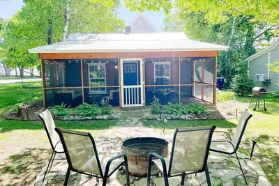 Image de \"Cedar\" - Mackinaw City Cottage - À distance de marche de la ville et du détroit