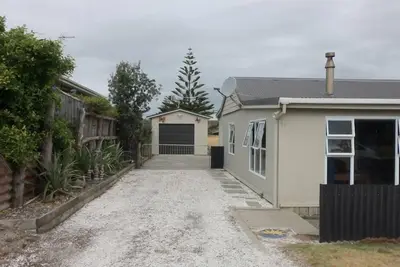 Image de Heureux Haven a du caractère Kiwi Bach avec emplacement.