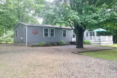 Image de 3/10 mile de la plage et de la ville! Maison mise à jour w / calme, cour privée pour se détendre!