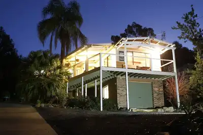 Image de Blenheim Beach House - 3 minutes de la porte et le sable est entre vos orteils