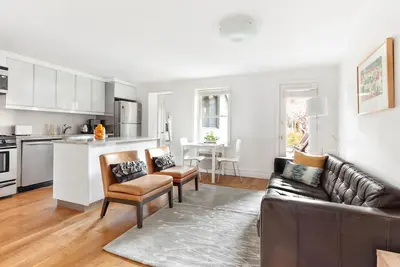 Image de Carroll Gardens, Brownstone 2 chambres avec jardin, un pâté de maisons à la station F / G