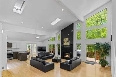 Image de Streamfront, Moderne 4000 sf, Sauna, Wi-Fi, A / C.