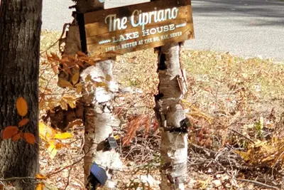 Image de Lakehouse sur le lac isolé de famine (The No Nay Never)