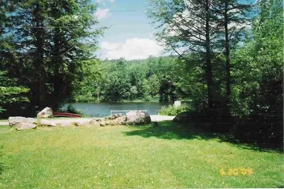 Image de Calme maison lac avec de belles vues sur l'eau