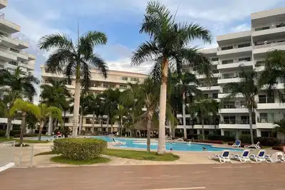 Image de Ceci est grand et moderne condo joliment décoré dans un cadre magnifique Marina