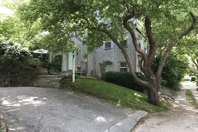 Image de Charmante maison sur une belle ruelle, à 10 minutes à pied de la rue Main