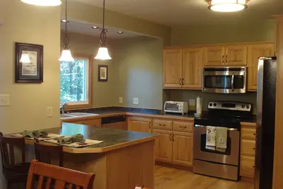 Image de Maison magnifiquement décorée près de Spirit Mt. , des sentiers de randonnée et du sentier Munger