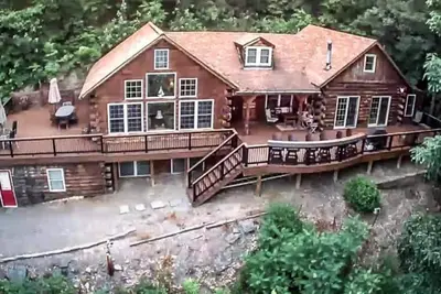 Image de Luxueuse cabane en rondins dans les bois sur le lac Keuka avec quai Prvt et front de lac
