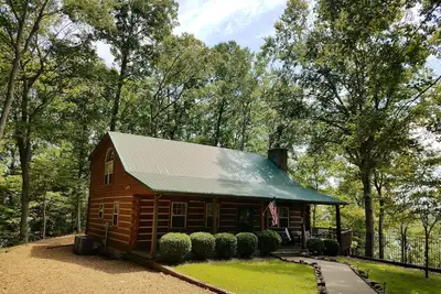 Image de Maison sur mesure en bois rond Lake Cumberland sur 32 acres boisés