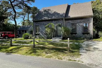 Image de Maison ouverte et aérée près de la réserve naturelle, des plages de Dionis et de Madaket. Chiens bienvenus!