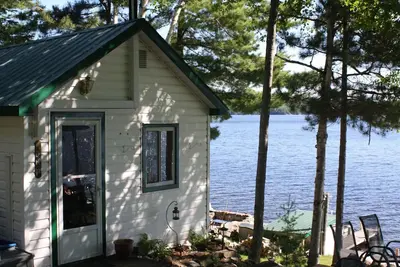 Image de Cottage # 4: Pristine Waterfront! Chalets Ă Bon Echo's Edge