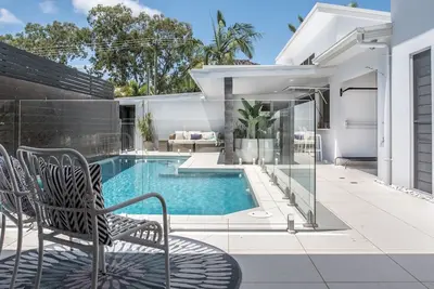 Image de Private Beach House, à distance de marche des magasins et des cafés, près de la rivière Noosa