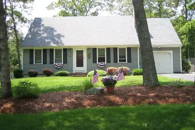 Image de Sunny Cape avec piscine privée, à quelques pas du lac Association