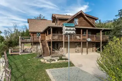 Image de Nouvelle inscription Incroyable Log Cabin Lodge Retreat surplombant la rivière Ohio