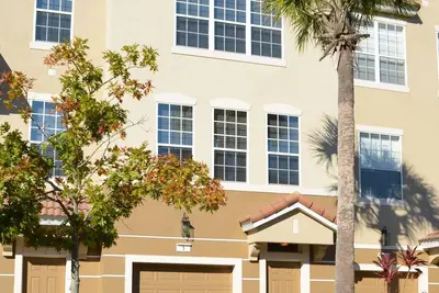 Image de Maison de ville élégante de 3 étages @ Vista Cay à des tarifs avantageux! Près de Parks & Conv Ctr