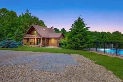 Image de Pavillon et maison de transport avec 7 chambres combinées, des étangs et une piscine privée! En face de State Forest!