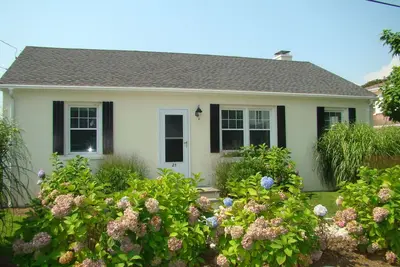 Image de Promenade à la plage, 4br, 2 maison de Ba complète, cour clôturée, porche couvert
