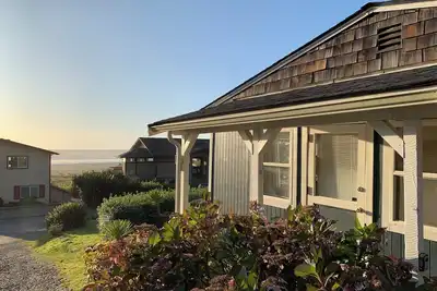 Image de Sunset Beach Cottage, charmant, propre et confortable avec vue sur l'océan