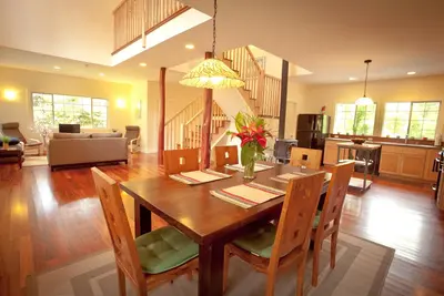 Image de Belle maison avec bain à remous dans la forêt native