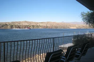 Image de Disponible le 7 septembre et au-delà de 19. . et au-delà. Custom River House avec accessoire de plage