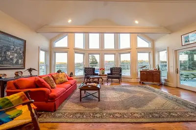 Image de Propriété au bord de l'eau isolée sur 3 hectares avec piscine et quai.