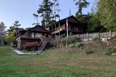 Image de Vue sur l'océan et la rivière: bain à remous sans chlore et plongée froide Marche en ville avec les chiens