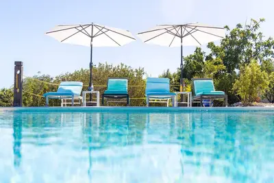 Image de Évadez-vous pour expirer dans une villa de style moderne offrant une vue imprenable sur le son de la craie