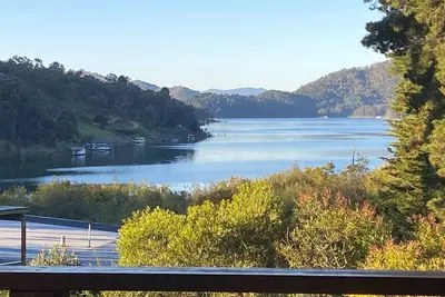Image de Taylor Bay House - Détendez-vous au bord du lac avec vue sur le lac Eildon