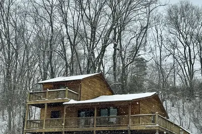 Image de Une propriété de 2 chambres, 2 salles de bains en bois rond. 6 couchages confortablement.
