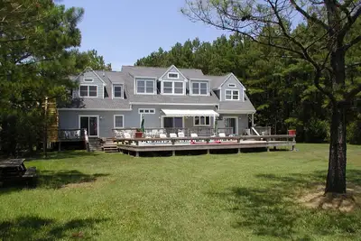 Image de Fishing Cove Private Waterfront Retreat avec piscine et jetée - 22 personnes