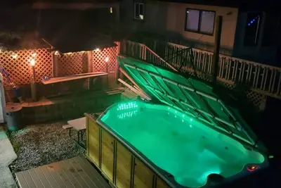 Image de Chalet au bord du lac, quai, kayaks, foyer de swimspa! <br>Parfait pour une famille avec des enfants.