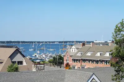 Image de 4 balcons, vue sur l'eau, cheminée, cuisine avec Kegerator - idéal pour les groupes