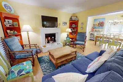 Image de Basking Under the Tybee Sun! Piscine privée! Petit chien admis! 2 blocs à la plage