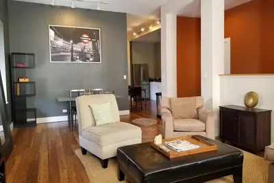 Image de Oasis urbaine du centre-ville! Près des transports en commun, des sites, de la vie nocturne - immense terrasse + parking!