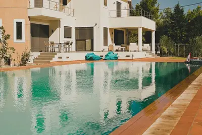 Villa luxueuse au bord de la mer pour les familles à moins d'1h d'Athènes
