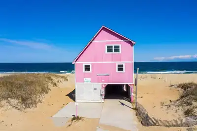 Image de Directement sur la plage et les chiens! Nouvelle terrasse et escaliers pour la saison 2020.