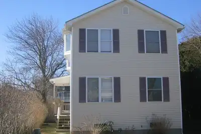 Image de Vue sur l'eau, 150 pieds à pied de la plage, 2 bains, douche extérieure.