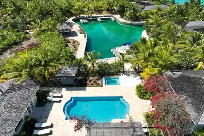 Image de À quelques pas de la plage privée et de la marina, de la piscine et d'Exuma à vos pas