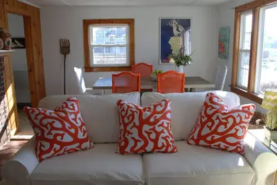 Image de Cottage Bluebird confortable et élégant, à quelques pas de Jenness Beach! Locations d'automne et d'hiver
